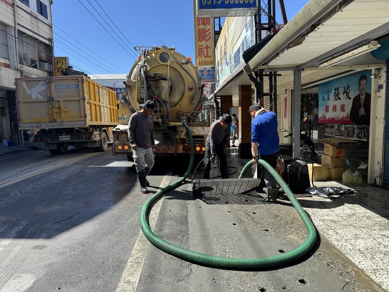 Véhicule de drainage des canalisations, dans le  village de Guangfu (photo CNA)