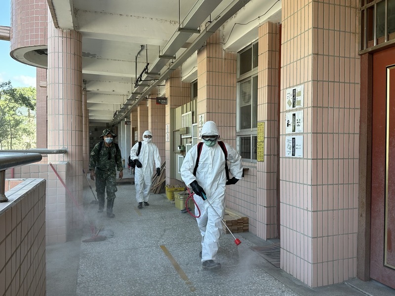Désinfection des locaux avant l'accueil des enfants dans l'école primaire de Guangfu (photo CNA)
