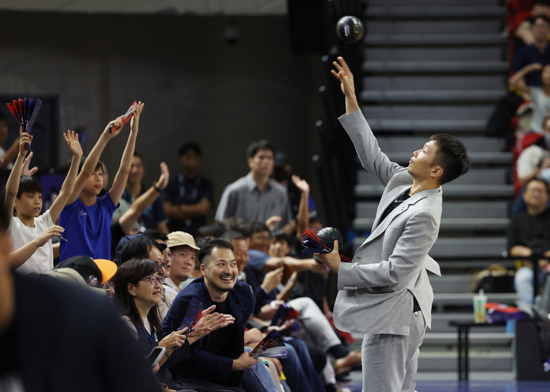 Le ministre des Sports, du ministère nouvellement créé, Lee Yang, assiste à l'ouverture d'un match de basket (photo : CNA)