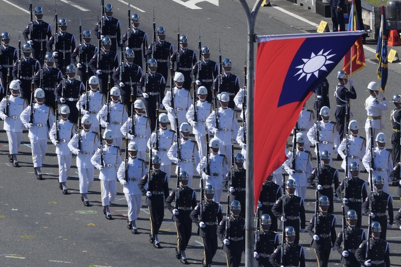 Défilé militaire devant le palais présidentiel lors de la Fête nationale du 10 octobre 2025 (photo : CNA)