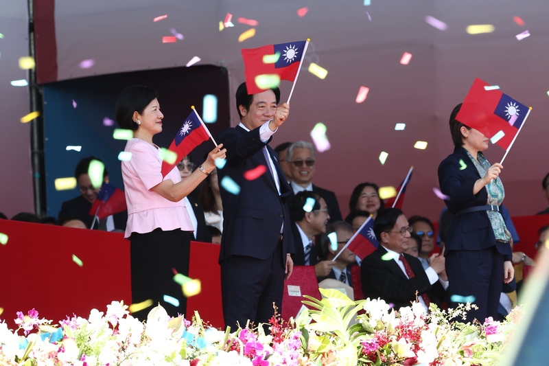 Lai Ching-te à la tribune présidentielle du défilé de la Fête nationale à Taipei (photo CNA)
