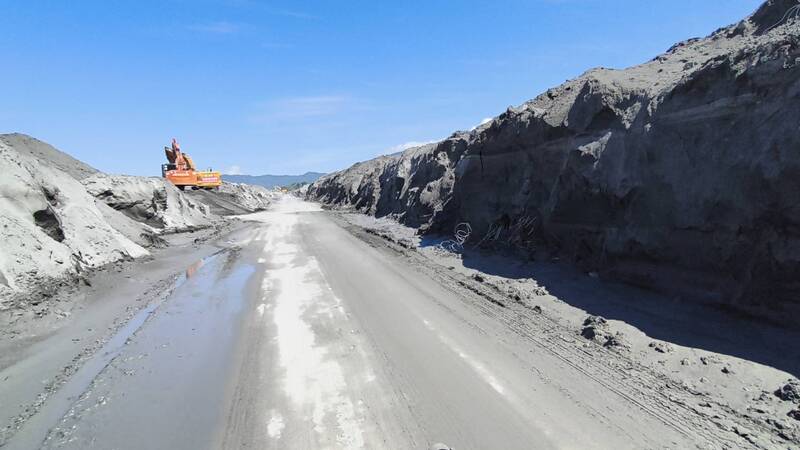 Les sédiments nettoyés de Guangfu sont temporairement stockés le long des routes (photo CNA)