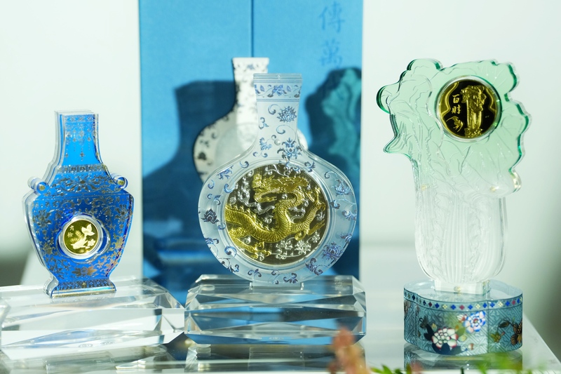 Les plaques commémoratives pour le centenaire du Musée national du Palais : (de droite à gauche) le chou en jadéite, le vase blanc à panse globulaire décorée de fleurs et d'un dragon bleu, et le vase bleu à panse tournante décoré d'un poisson d'or (photo, CNA)