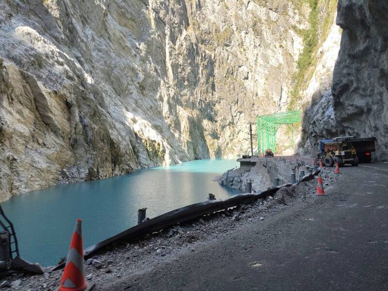 Un nouveau lac de barrage à Hualien formé à la suite de l’éboulement d’un pan rocheux  (Photo CNA)