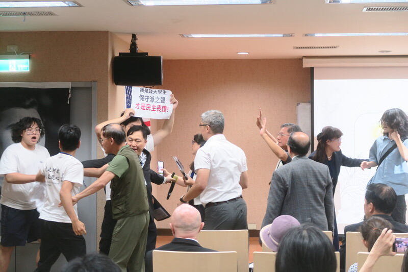 Au cours de la cérémonie en mémoire de Charlie Kirk, des étudiants ont occupé la scène en brandissant des pacartes et ont été accueillis par des violences physiques de la part de participants (photo CNA)