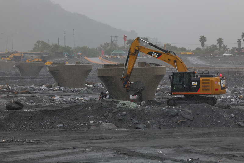 Le travail de nettoyage du lit de la rivière Fata'an après le débordement du lac de barrage de la rivière Fata'an fin septembre (Photo CNA)