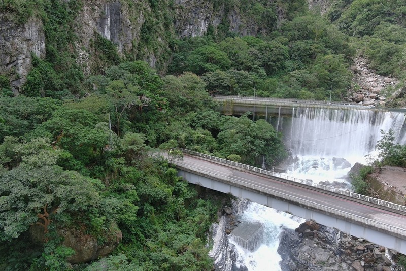 Dans le parc Taroko, l'eau de la rivière Liwu emprunte la route sur un tronçon avant de rejoindre son cours normal plus bas (photo CNA)