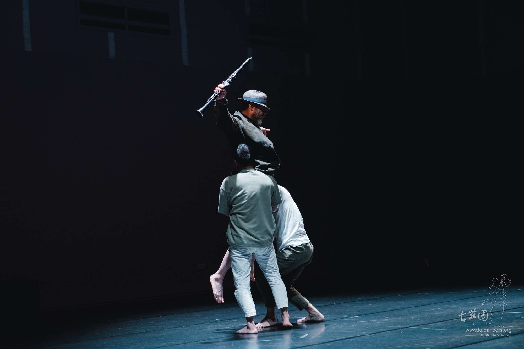 Le musicien Arnaud Lechat soulevé par des danseurs (photo fournie par la compagnie Ku and Dancers) 