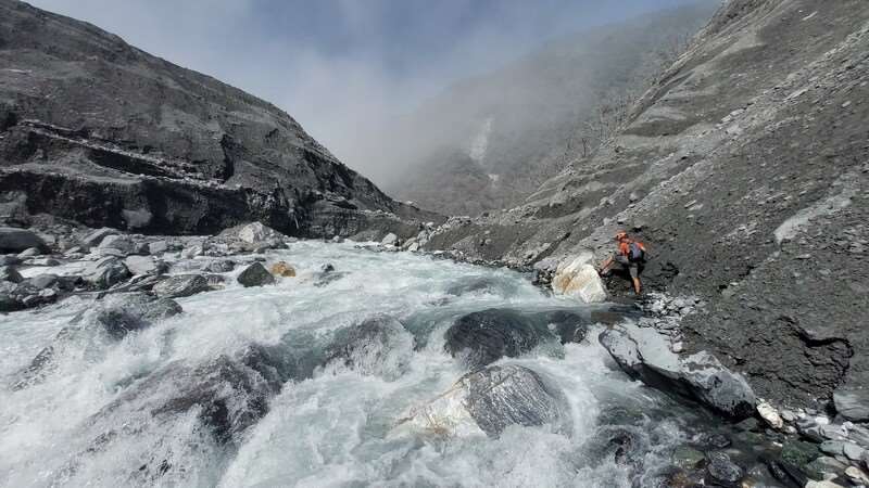 Le Bureau des forêts indique que la déformation de la surface autour du lac de Fata'an se poursuit avec des risques de glissements de terrain (Image : CNA / Bureau des forêts)