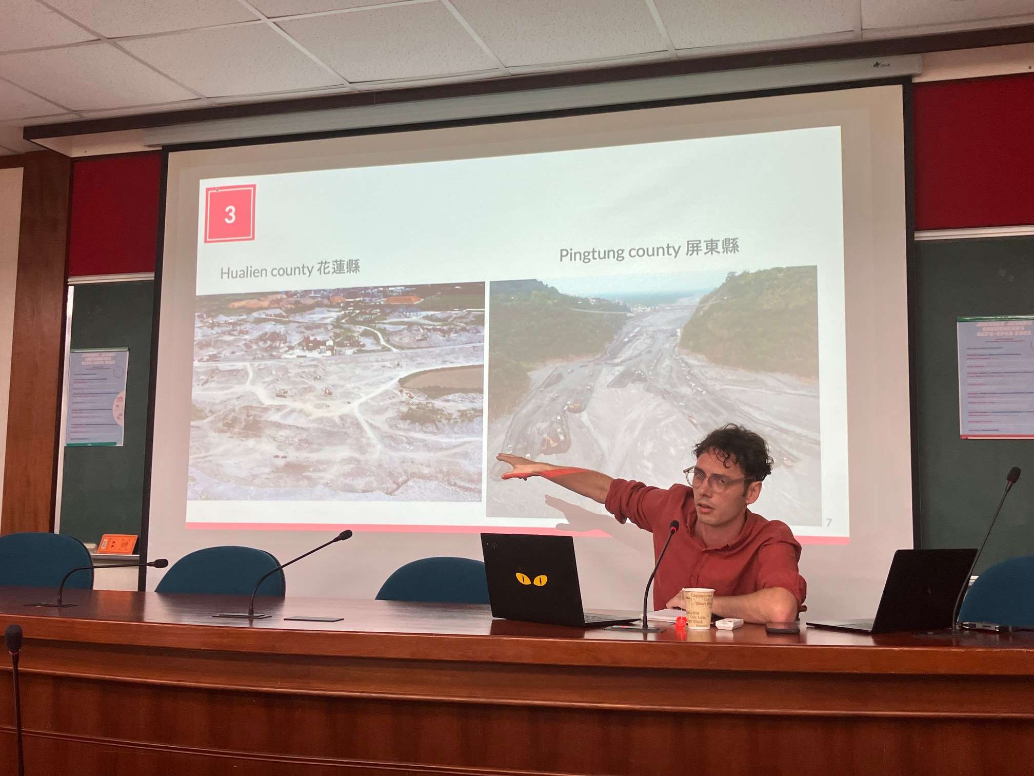 Le doctorant Grégoire Ramé présente l'avancement de ses recherches sur l'extraction du sable à Taïwan lors de la Journée Jeunes Chercheurs CEFC-EFEO 2025 (photo : Sasa/RTI)
