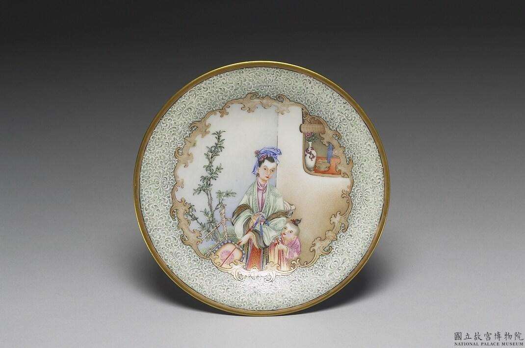 Image 1-1: Assiette avec motif de 'Mère éduquant son enfant' en émaux peints falangcai (source MNP)
