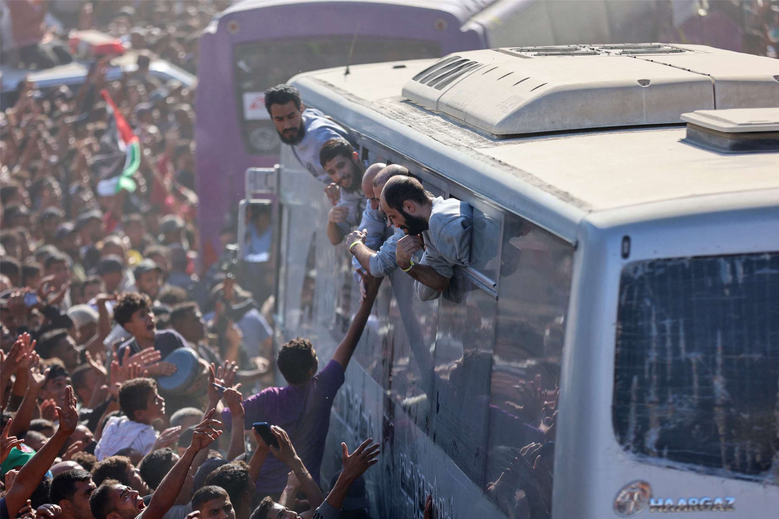 Un convoi de Palestiniens libérés dans le cadre de l'accord de cessez-le-feu israélo-palestinien arrive à Khan Younis (photo : AFP)