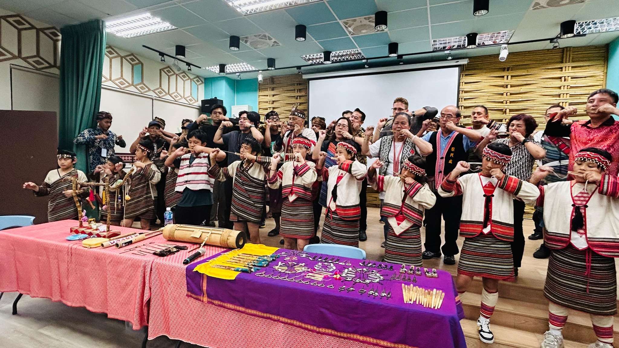 Élèves de l'école Taysin, professeurs et invités de différents pays jouent de la guimbarde ensemble (photo FB Najime Hafizan)