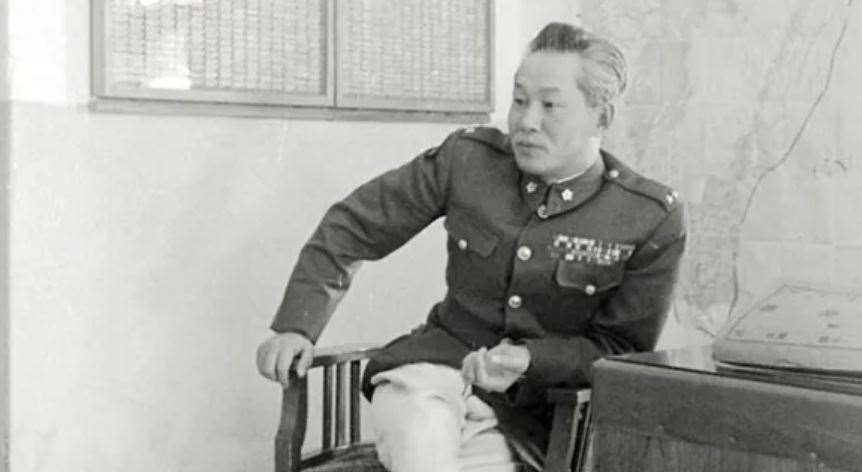 Le général Sun Li-jen lors d'une interview pour le magazine Life, dans les années 1950 (domaine public)