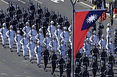 Défilé militaire devant le palais présidentiel lors de la Fête nationale du 10 octobre 2025 (photo : CNA)