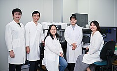 Le groupe de chercheurs à l'Université nationale Yang Ming Chiao Tung qui a fait une découverte génétique liée au médulloblastome (photo, CNA)