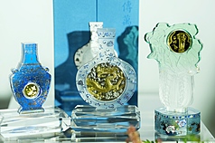 Les plaques commémoratives pour le centenaire du Musée national du Palais : (de droite à gauche) le chou en jadéite, le vase blanc à panse globulaire décorée de fleurs et d'un dragon bleu, et le vase bleu à panse tournante décoré d'un poisson d'or (photo, CNA)