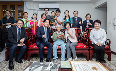 À l'occasion de la Journée des personnes âgées, le président Lai Ching-te (賴清德) a rendu visite à des centenaires pour leur souhaiter santé et longévité (CNA) 