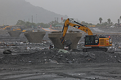 Le travail de nettoyage du lit de la rivière Fata'an après le débordement du lac de barrage de la rivière Fata'an fin septembre (Photo CNA)