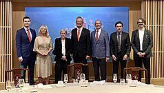 Six experts européens sur les questions interdétroit (Jean-Pierre Cabestan, Gudrun Wacker, Ingrid d’Hooghe, Thomas Eder et Tamás Matura) reçus par le vice-ministre des Affaires étrangères François Wu (photo CNA, fournie par le MOFA)
