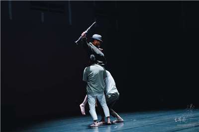 Le musicien Arnaud Lechat soulevé par des danseurs (photo fournie par la compagnie Ku and Dancers) 