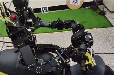 L'université normale nationale de Taïwan réalise une percée en entraînant par DRL un robot humanoïde à contrôler l'équilibre sur un scooter électrique, une première pour le contrôle non linéaire d'un tel robot (photo fournie par l'université)