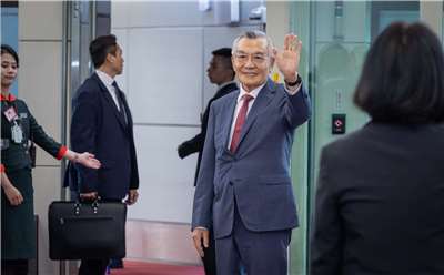 L'envoyé du Président Lai Ching-te au forum des dirigeants économiques de l'APEC 2025, Lin Hsin-i, avant d'embarquer pour la Corée du Sud (photo : présidence de la république)