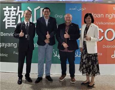 Le ministre Louis Zabaneh (2e à g.) et le ministre Michel Chebat (2e à d.) accueillis à l'aéroport international de Taoyuan (photo, MOFA)