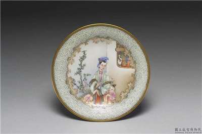 Image 1-1: Assiette avec motif de 'Mère éduquant son enfant' en émaux peints falangcai (source MNP)