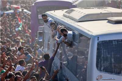 Un convoi de Palestiniens libérés dans le cadre de l'accord de cessez-le-feu israélo-palestinien arrive à Khan Younis (photo : AFP)