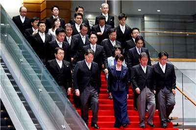 Sanae takaichi avec son nouveau gouvernement le 21 octobre 2025 (Image : Reuters)