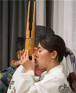 Illustration d'une joueuse de sheng, orgue à bouche (photo Flickr)