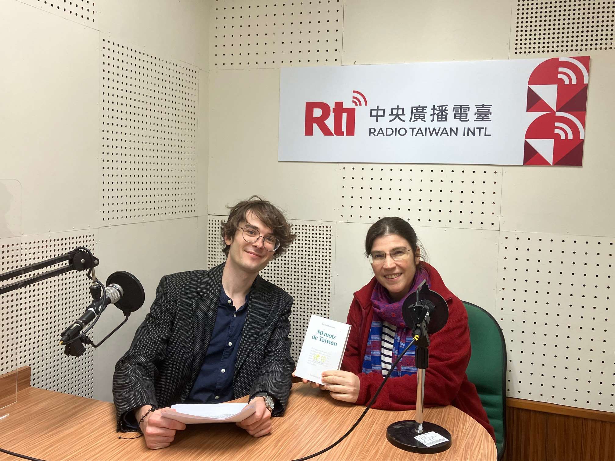 Aurélien Rossanino, l'auteur du livre 80 mots de Taïwan, publié cette année à L'Asiathèque, interviewé par la rédaction de Rti (photo : RTI) 