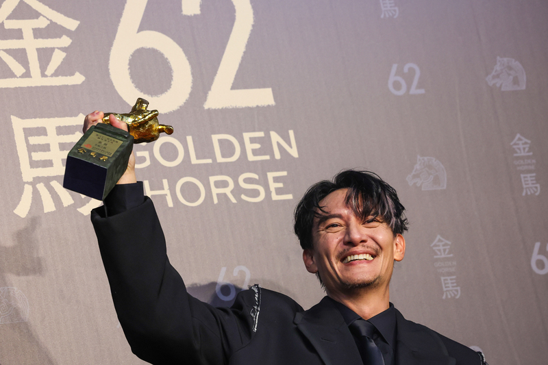 Chang Chen avec le trophée qu'il vient de recevoir (photo, CNA)