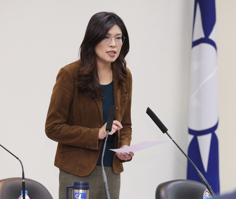 Cheng Li-wun (鄭麗文), présidente du  KMT, critique le budget spécial défense (photo CNA)