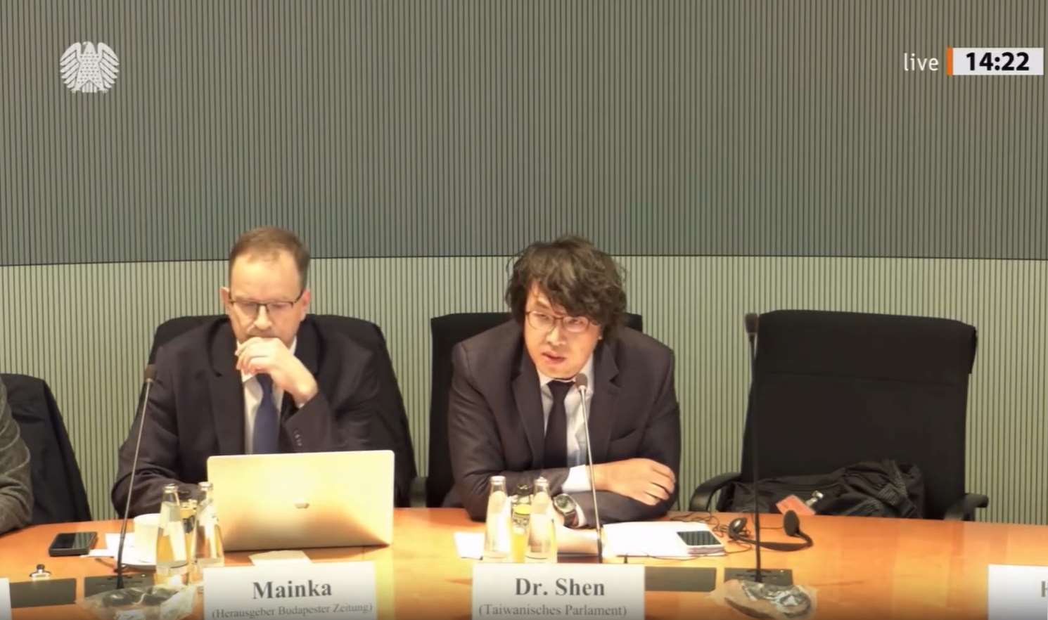 Le député taïwanais du DPP et co-fondateur de l’Académie Kuma (formation à la protection civile) Puma Shen (沈伯洋) que la Chine a récemment placé sur la liste des personnes recherchées pour « promotion de l'indépendance de Taïwan », s'est exprimé hier devant la Commission des droits de l'homme et de l'aide humanitaire du Parlement allemand (Image : Internet)