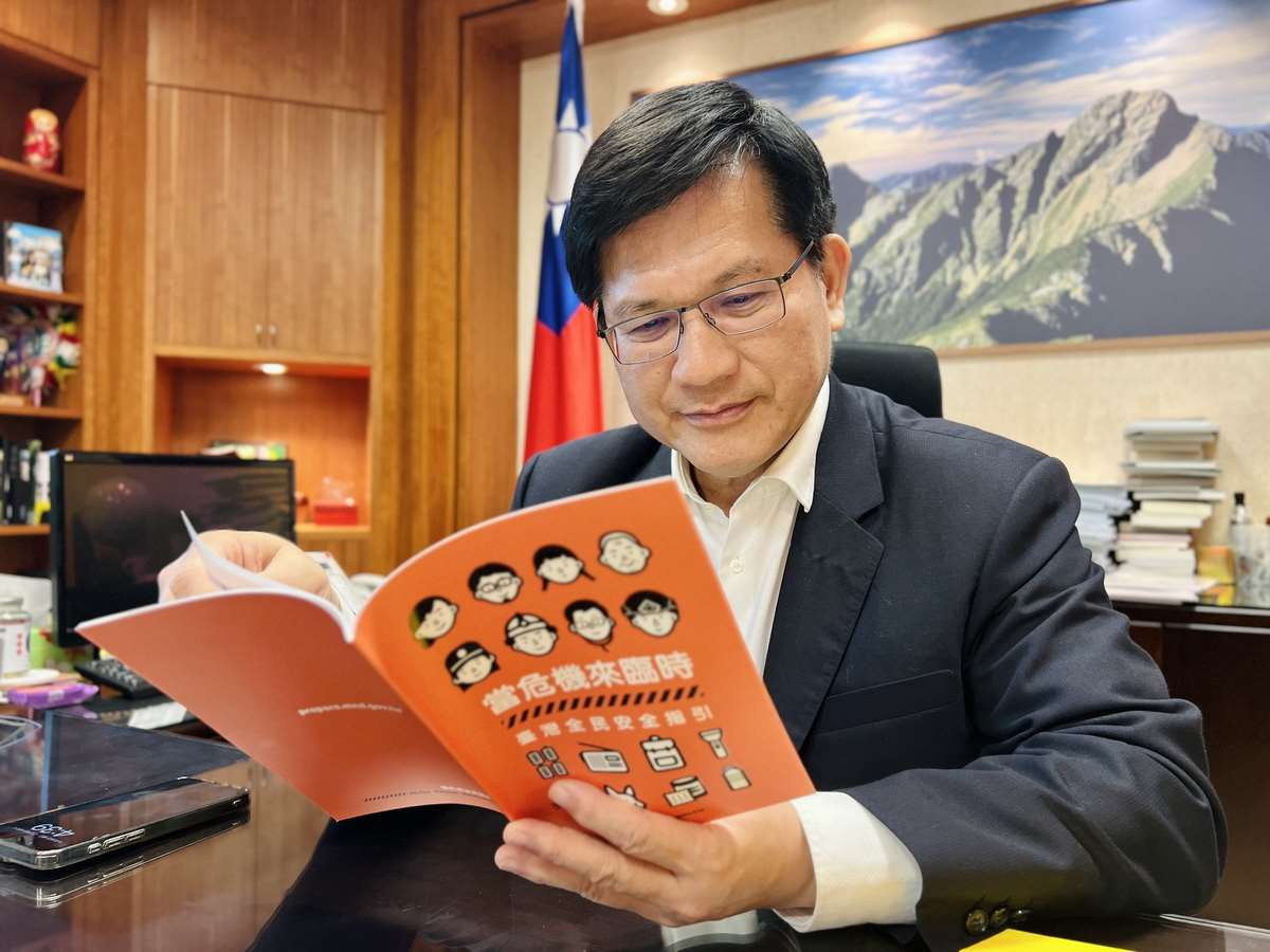 Lin Chia-lung à la lecture du Livret de crise de Taïwan  (Photo FB de Lin Jia-lung)