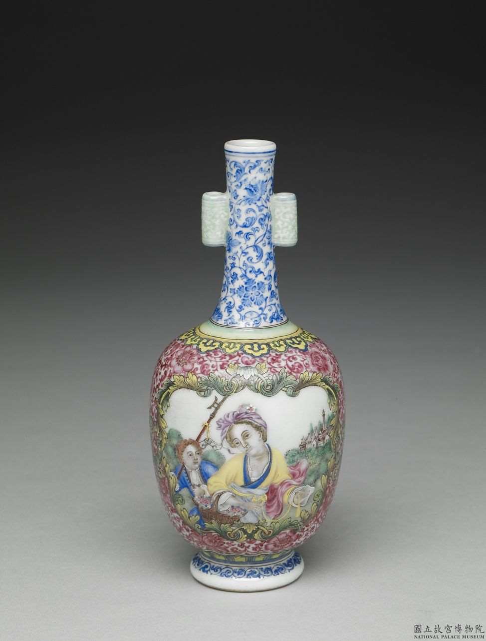 Image 1-1: Vase avec poignées tubulaires décorées de figures occidentales sur un fond polychrome en émaux peints falangcai (source MNP)