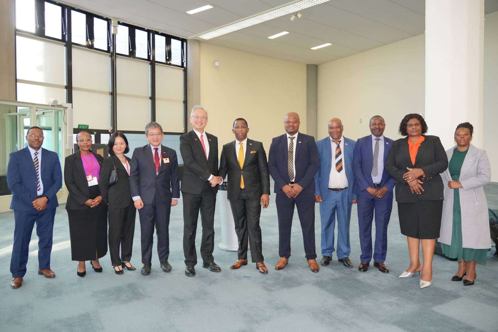 La délégation parlementaire swazie accueillie à l'Aéroport international de Taoyuan (photo, MOFA)