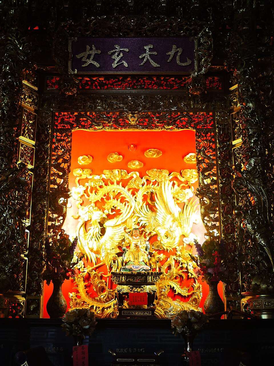 Autel à la Dame sombre des Neuf cieux, Jiutian Xuannü 九天玄女, au temple Baikeng Yusheng à Penghu (photo Wikipedia)