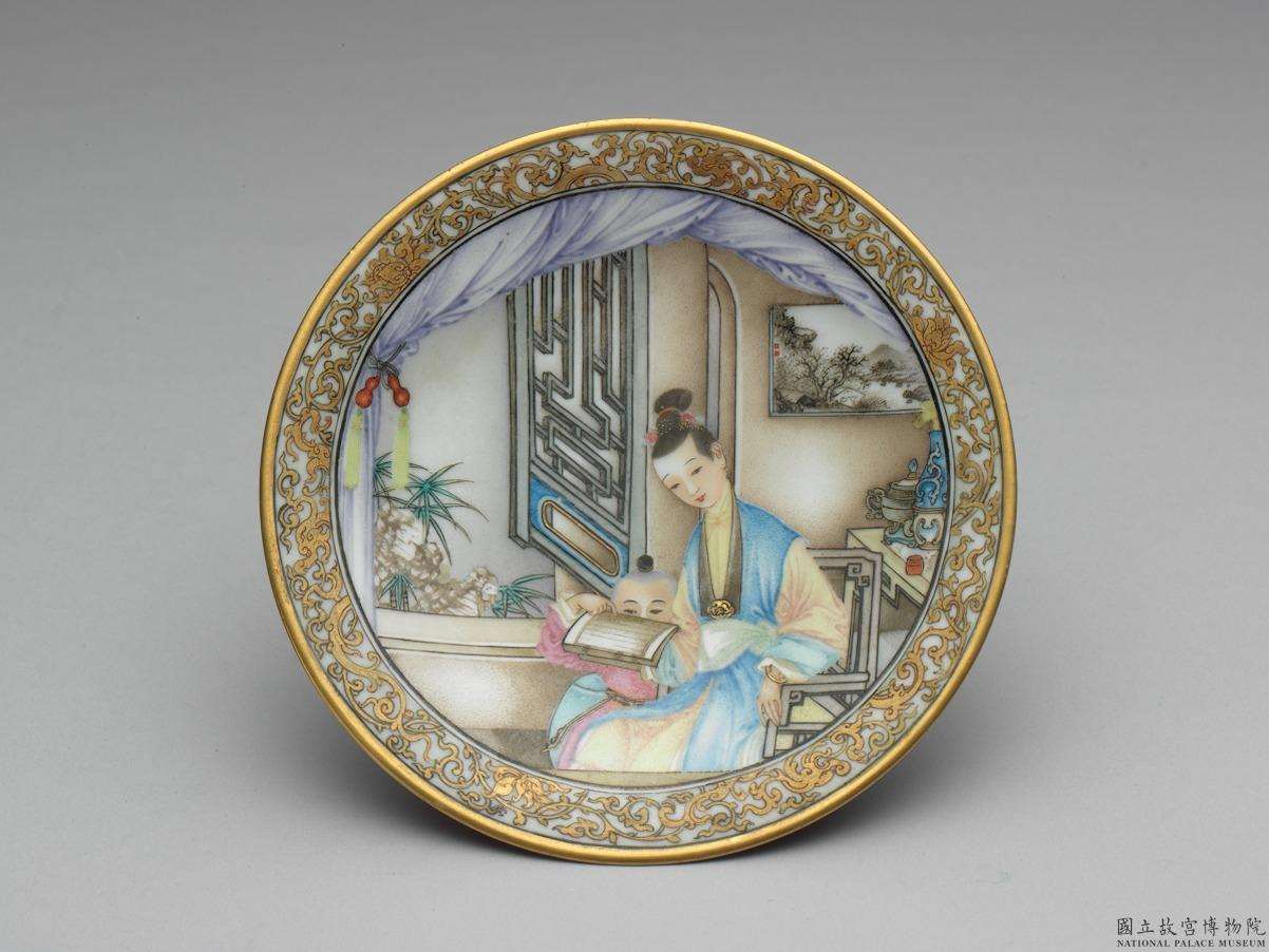 Image 1: Assiette décorée avec le motif « Mère enseignant à son enfant » en émaux peints falangcai (source MNP)