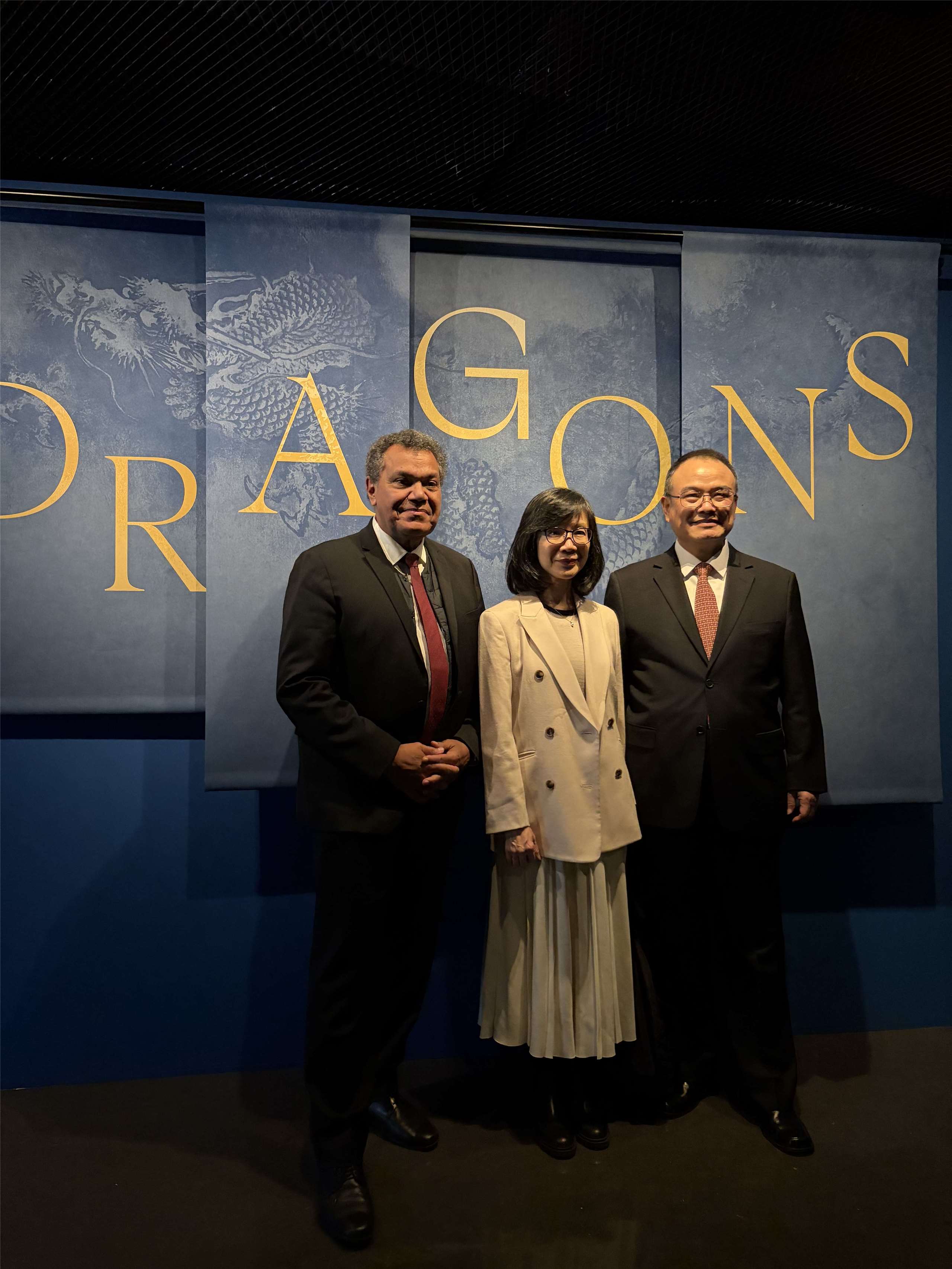 Le directeur du Musée national du Palais de Taipei, Hsiao Tsung-huang (à droite), sa vice-directrice Yu Pei-chin (au centre) et le président du Musée du Quai Branly, Emmanuel Kasarhérou (à gauche), ont co-présidé la cérémonie d'ouverture de l'exposition « Dragons » à Paris (Photo : Musée national du Palais)