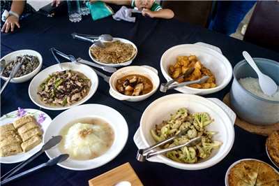 Le festin que Yini et Mme Lu avaient préparé pour me faire découvrir les plats de l'ancien village de garnison et de l'époque japonaise ! (photo : Sasa)