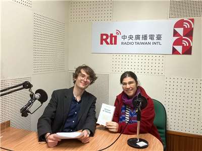 Aurélien Rossanino, l'auteur du livre 80 mots de Taïwan, publié cette année à L'Asiathèque, interviewé par la rédaction de Rti (photo : RTI) 