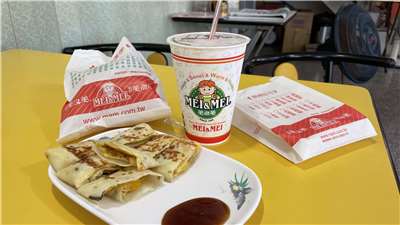 Petit déjeuner de Mei & Mei, chaîne taïwanaise qui propose à la fois des crêpes aux oeufs à la taïwanaise et des sandwitches et hamburgers à l'américaine (photo Rti)
