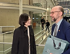 L'ancienne Présidente Tsai Ing-wen visite le Bundestag en compagnie du président du groupe d'amitié parlementaire Allemagne-Taïwan Till Steffen (photo : CNA)
