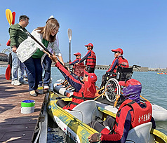 La présidente de la Commission ministérielle des affaires océaniques Kuan Bi-ling (à g. au 1er plan) assiste à l'inaugration d'un  quai accessible aux personnes à mobilité réduite (photo, CNA)