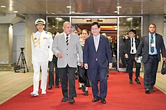 Le Premier ministre des Tuvalu Feleti Teo (2e à g.) accueilli par le ministre taïwanais des Affaires étrangères Lin Chia-lung (3e à d.) à l'Aéroport international de Taoyuan (photo, CNA)