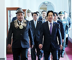 Le Président Lai Ching-te reçoit le Premier ministre de Tuvalu, Feleti Teo, lors d'une visite d'Etat le 18 novembre 2025 (photo : CNA)