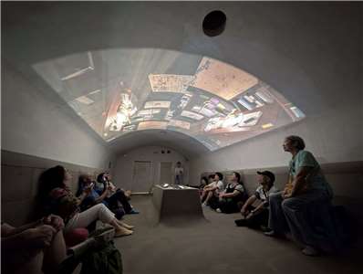 Projection sur l'histoire dans un abri antiaérien restauré de l'ancien village de garnison Jianguo à Huwei (Bureau du tourisme de Yunlin)